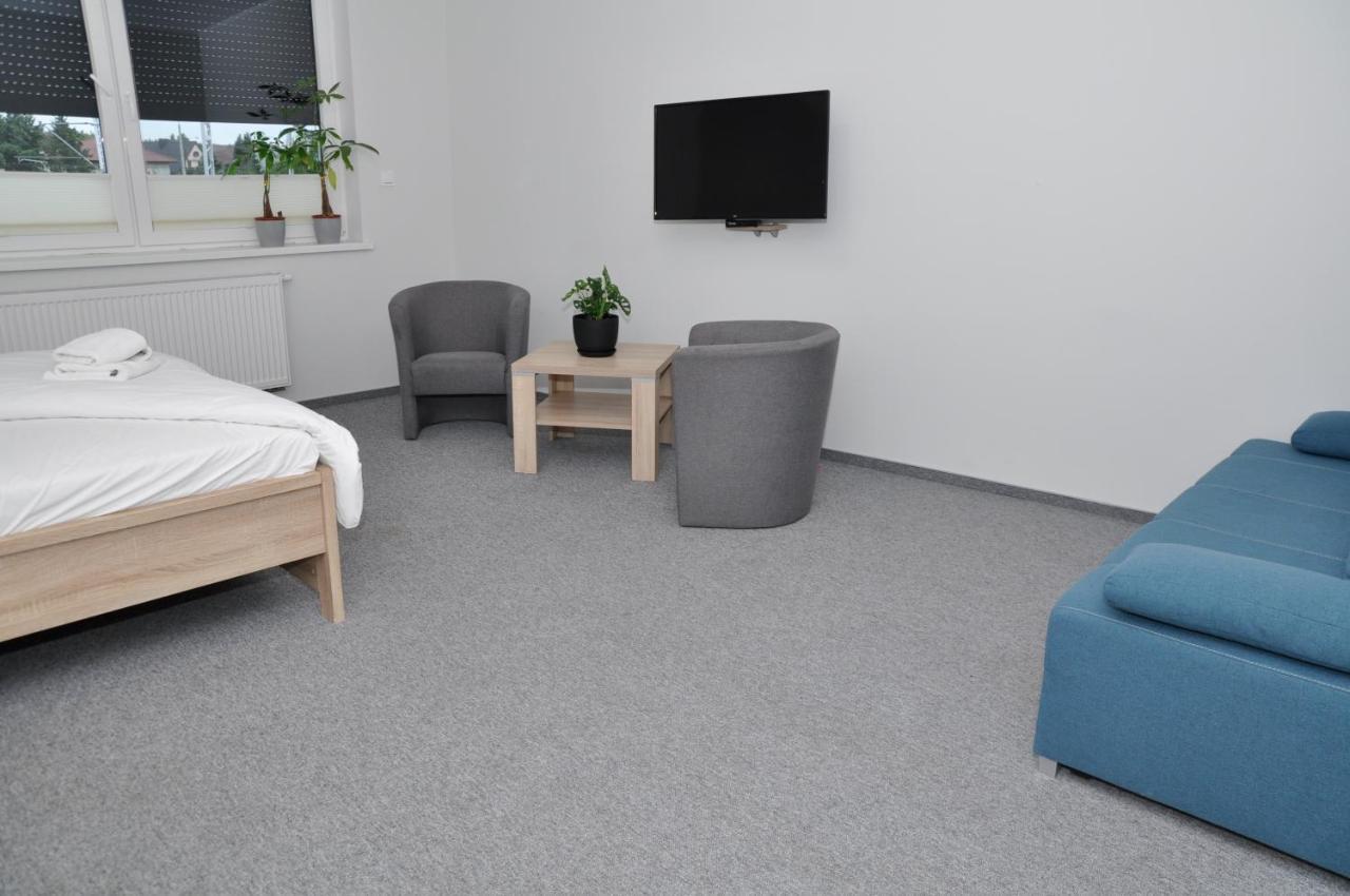 Pokoje, Apartamenty, Restauracja Marcus Oborniki Exteriér fotografie