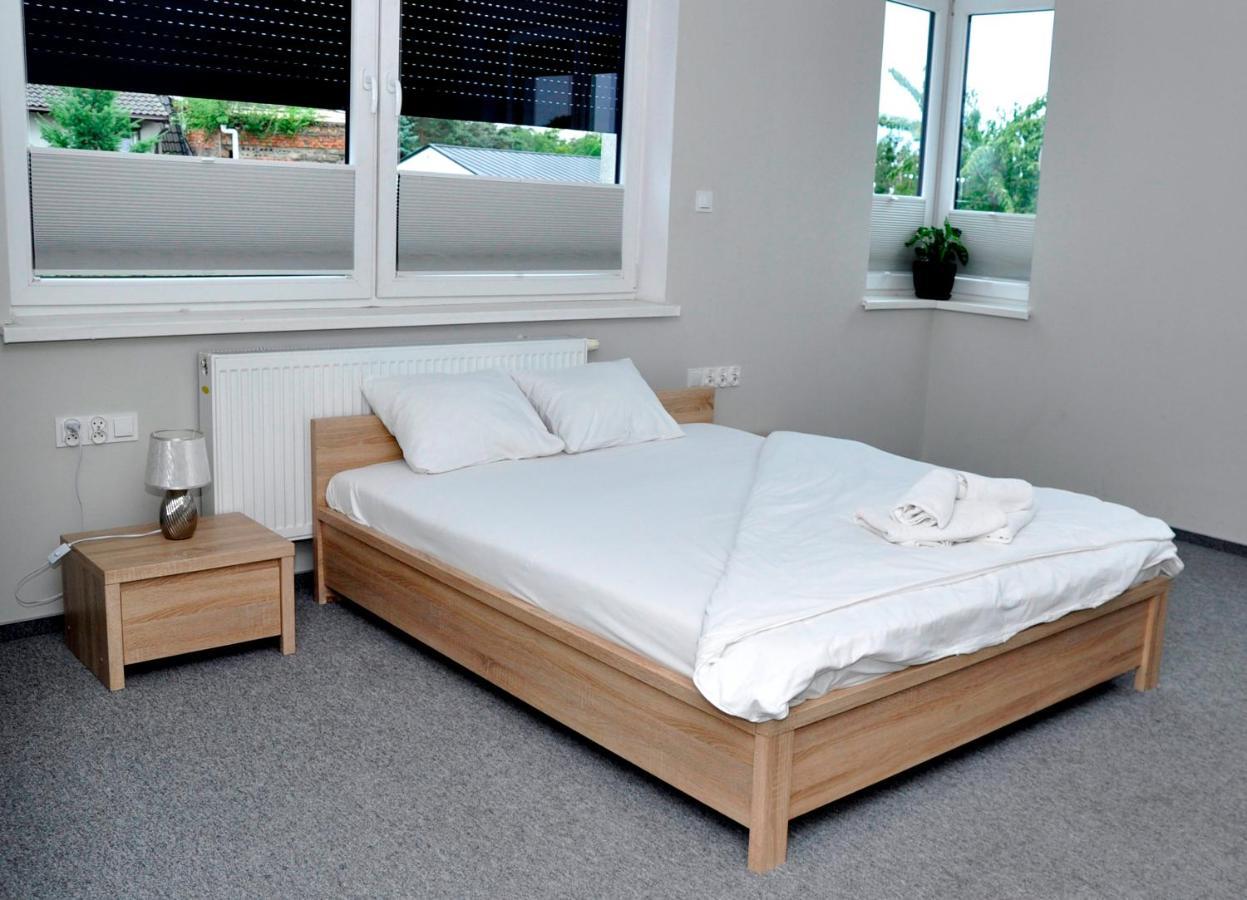 Pokoje, Apartamenty, Restauracja Marcus Oborniki Exteriér fotografie