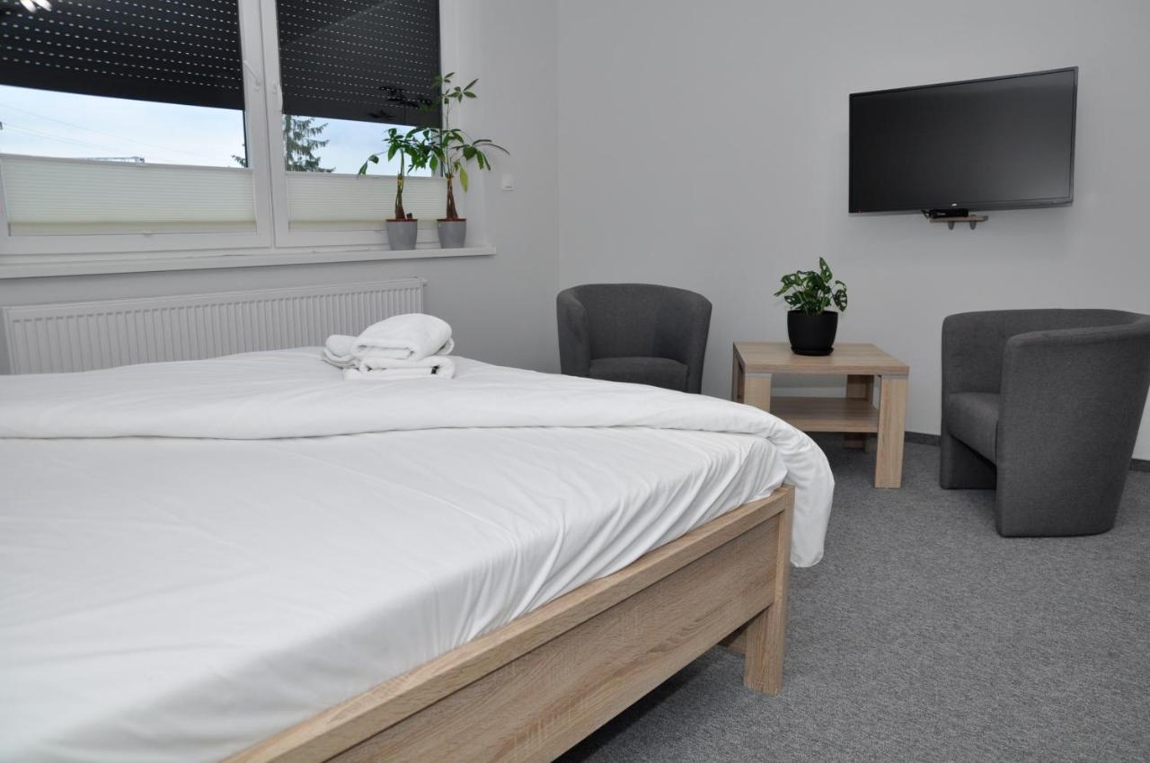Pokoje, Apartamenty, Restauracja Marcus Oborniki Exteriér fotografie