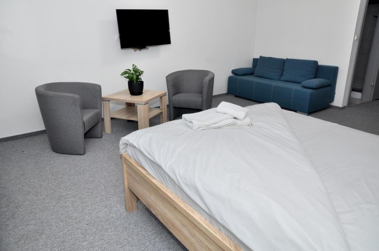 Pokoje, Apartamenty, Restauracja Marcus Oborniki Exteriér fotografie